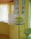 Кухня, изработена от МДФ с полиуретанова боя, плот и гръб - термо и водоустойчиви.